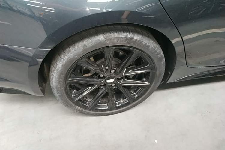 Used Cadillac CT5 2020 Revised 28T Platinum Sport Edition Right Rear Wheel Hub