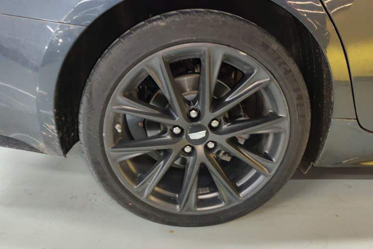Used Cadillac CT5 2020 Revised 28T Platinum Sport Edition Right Rear Wheel Hub