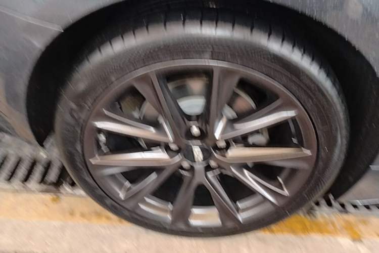 Used Cadillac CT5 2020 Revised 28T Platinum Sport Edition Right Rear Wheel Hub