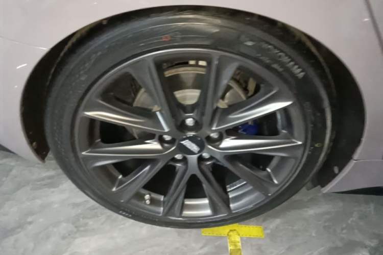 Used Cadillac CT5 2020 Revised 28T Platinum Sport Edition Right Rear Wheel Hub