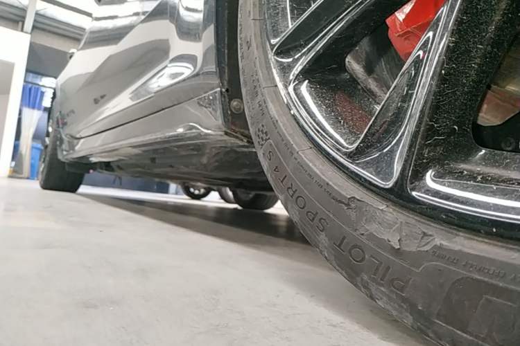 Used Cadillac CT5 2020 Revised 28T Platinum Sport Edition Right Side Sill