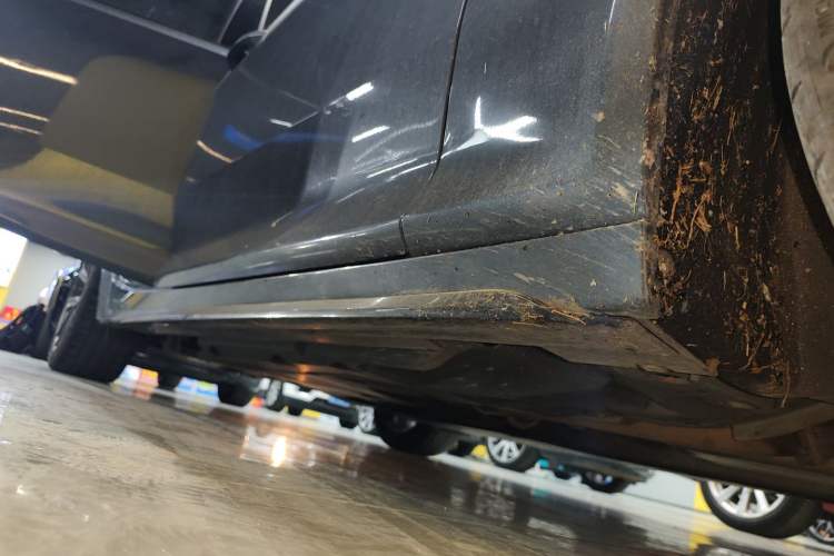 Used Cadillac CT5 2020 Revised 28T Platinum Sport Edition Right Side Sill