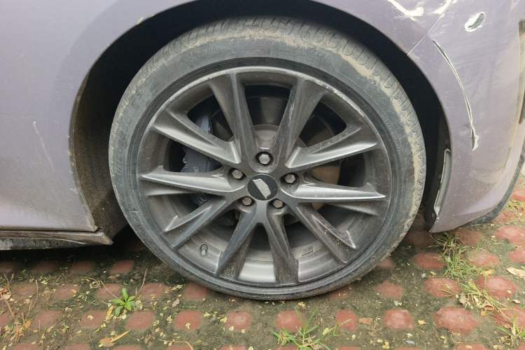 Used Cadillac CT5 2020 Revised 28T Platinum Sport Edition Right Front Wheel Hub