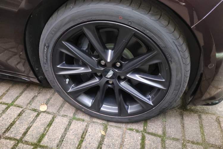 Used Cadillac CT5 2020 Revised 28T Platinum Sport Edition Right Front Wheel Hub