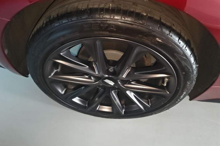 Used Cadillac CT5 2020 Revised 28T Platinum Sport Edition Right Rear Wheel Hub