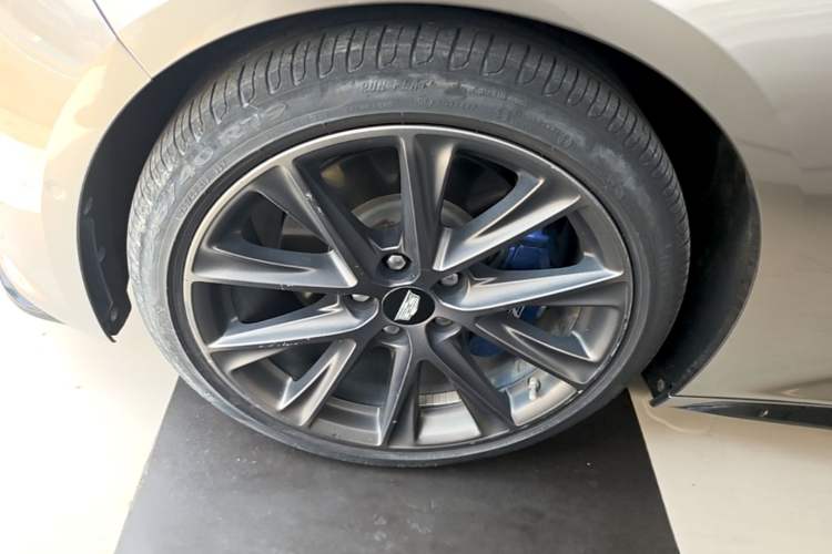 Used Cadillac CT5 2020 28T Platinum Sport Edition Left Front Wheel Hub