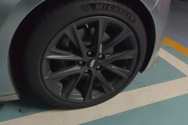 Used Cadillac CT5 2020 Revised 28T Platinum Sport Edition Right Front Wheel Hub