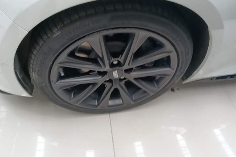 Used Cadillac CT5 2020 Revised 28T Platinum Sport Edition Left Front Wheel Hub