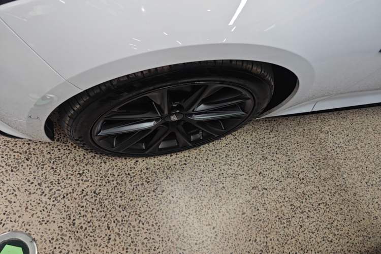 Used Cadillac CT5 2020 Revised 28T Platinum Sport Edition Left Front Wheel Hub