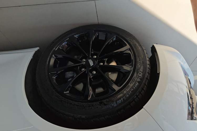 Used Cadillac CT5 2020 Revised Version 28T Tech Edition Left Front Wheel Hub