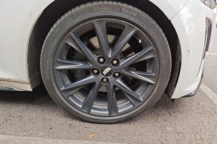 Used Cadillac CT5 2020 Revised 28T Platinum Sport Edition Right Front Wheel Hub