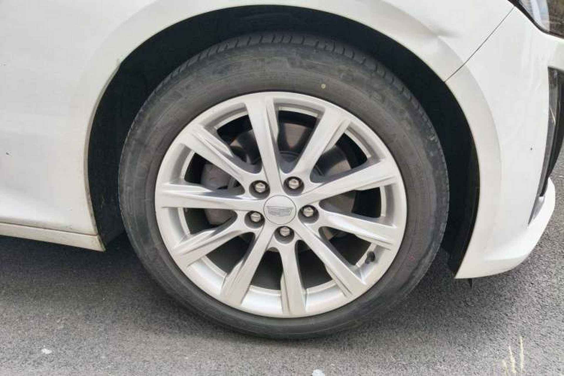 Used Cadillac CT5 2020 28T Tech Edition Right Front Wheel Hub