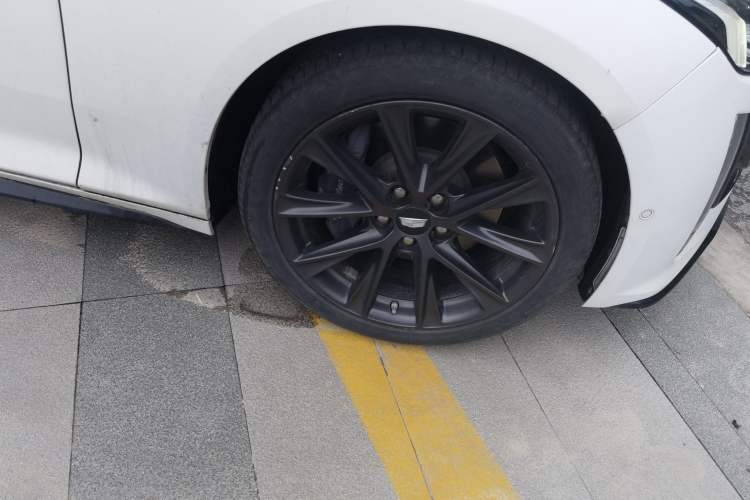 Used Cadillac CT5 2020 Revised 28T Platinum Sport Edition Right Front Wheel Hub