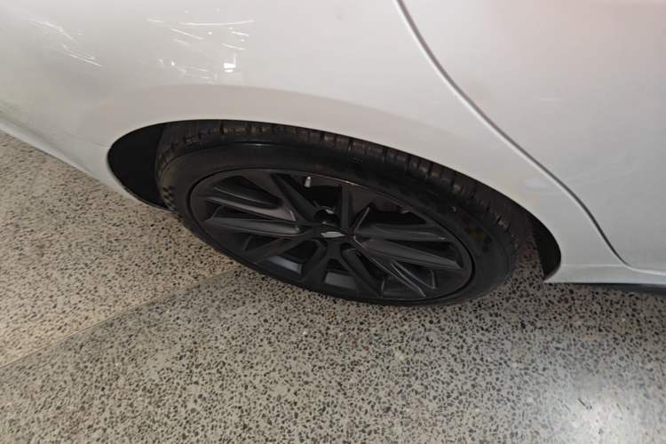 Used Cadillac CT5 2020 Revised 28T Platinum Sport Edition Right Rear Wheel Hub
