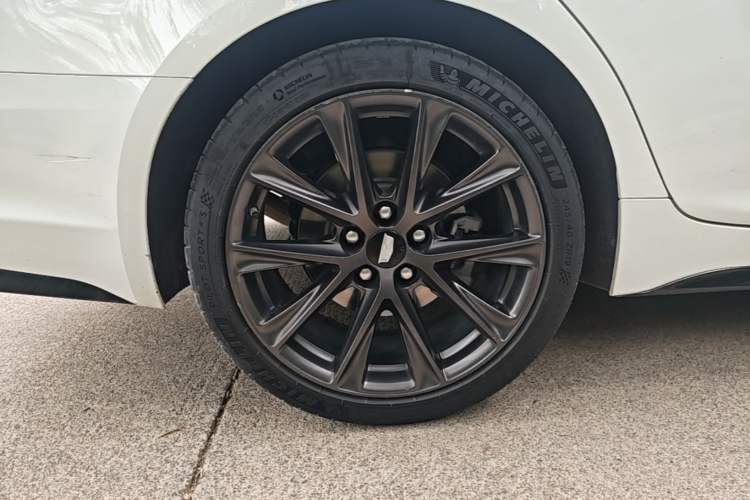 Used Cadillac CT5 2020 Revised 28T Platinum Sport Edition Right Rear Wheel Hub