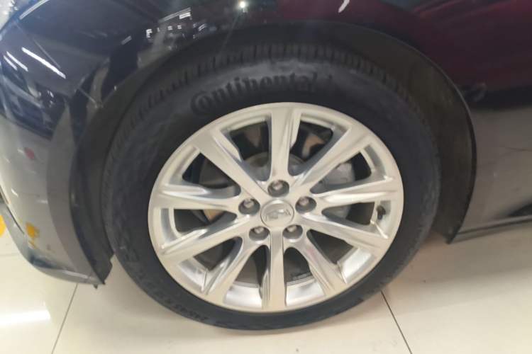 Used Cadillac CT5 2021 28T Tech Edition Left Front Wheel Hub