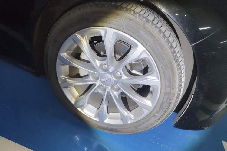 Used Cadillac CT5 2021 28T Luxury Model Right Front Wheel Hub