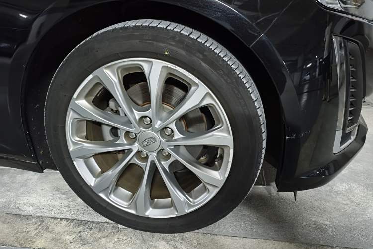 Used Cadillac CT5 2021 Revised 28T Luxury Version Right Front Wheel Hub