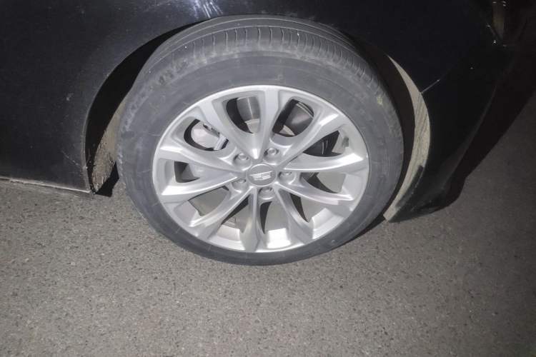 Used Cadillac CT5 2021 28T Luxury Model Right Front Wheel Hub