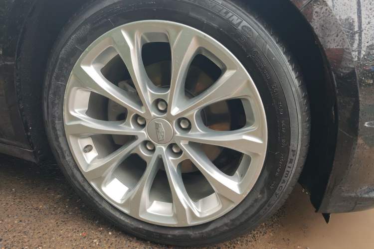 Used Cadillac CT5 2021 28T Luxury Model Right Front Wheel Hub