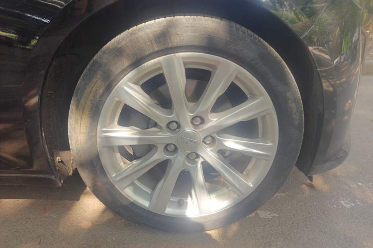 Used Cadillac CT5 2021 28T Tech Edition Right Front Wheel Hub