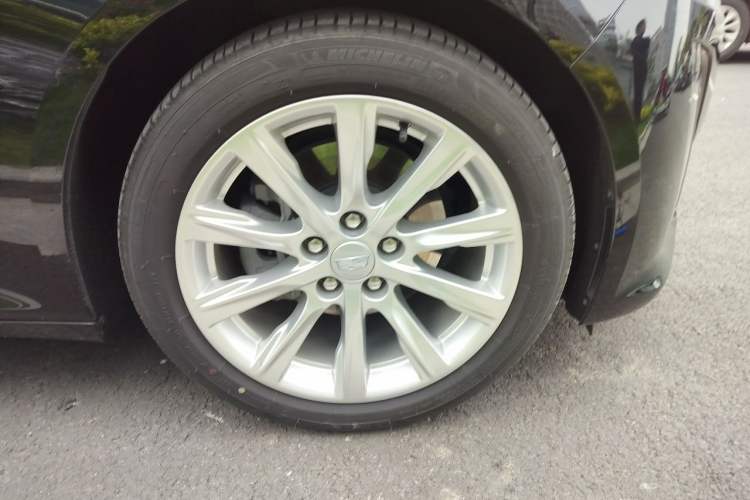 Used Cadillac CT5 2021 28T Fashion Edition Right Front Wheel Hub