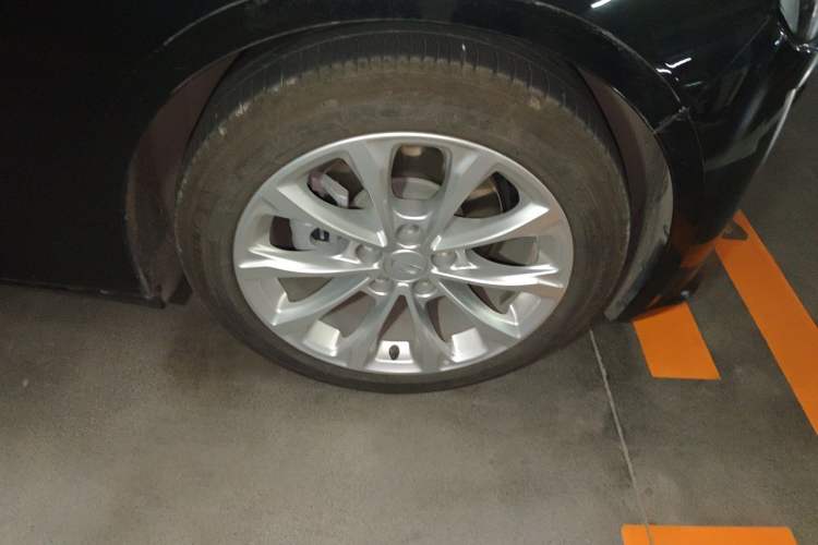 Used Cadillac CT5 2021 Revised 28T Luxury Version Right Front Wheel Hub