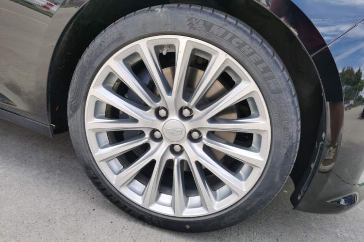 Used Cadillac CT5 2021 28T Prestige Edition Right Front Wheel Hub