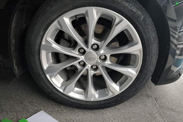 Used Cadillac CT5 2021 28T Luxury Model Right Front Wheel Hub