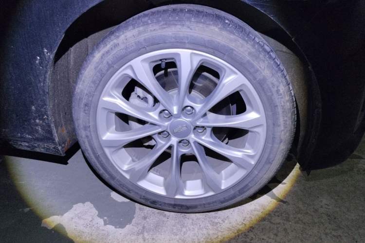 Used Cadillac CT5 2021 28T Luxury Model Right Front Wheel Hub