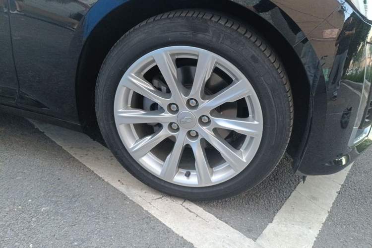 Used Cadillac CT5 2021 28T Tech Edition Right Front Wheel Hub