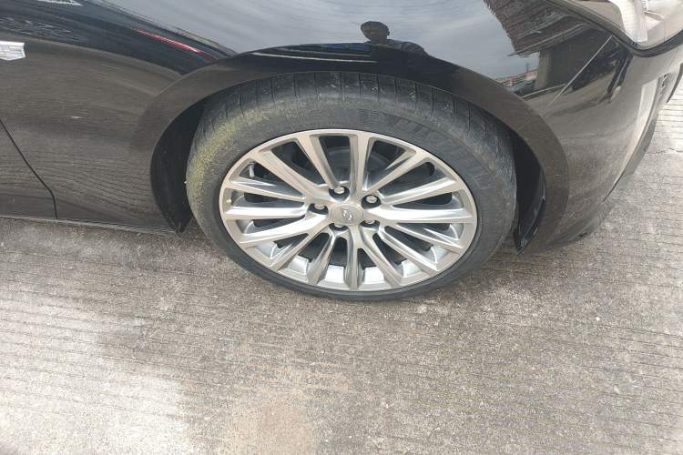 Used Cadillac CT5 2021 28T Prestige Edition Right Front Wheel Hub