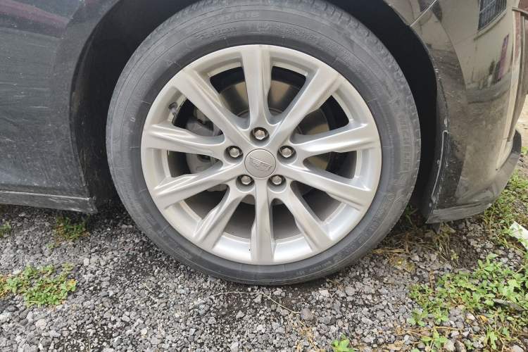 Used Cadillac CT5 2021 28T Tech Edition Right Front Wheel Hub