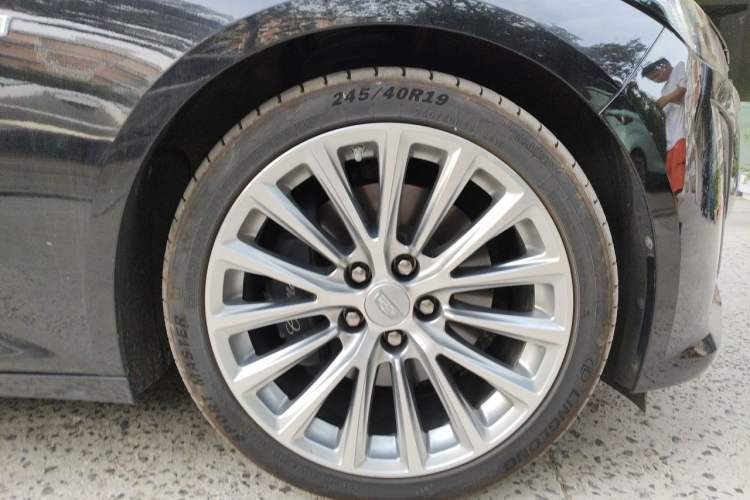 Used Cadillac CT5 2021 28T Prestige Edition Right Front Wheel Hub