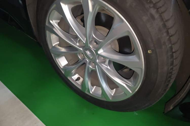 Used Cadillac CT5 2021 28T Luxury Model Right Front Wheel Hub