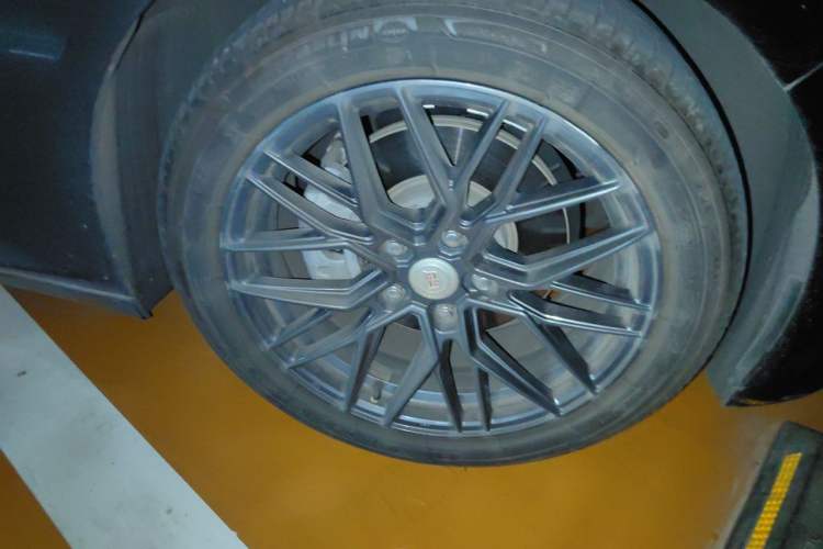 Used Cadillac CT5 2021 28T Fashion Edition Right Front Wheel Hub
