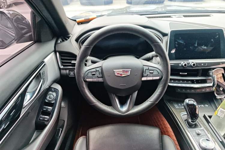 Used Cadillac CT5 2021 28T Platinum Sport Model Steering Wheel