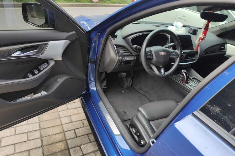 Used Cadillac CT5 2021 28T Platinum Edition Driver Seat