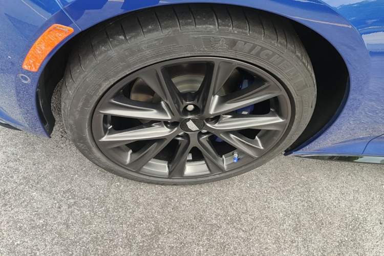 Used Cadillac CT5 2021 28T Platinum Edition Left Front Wheel Hub