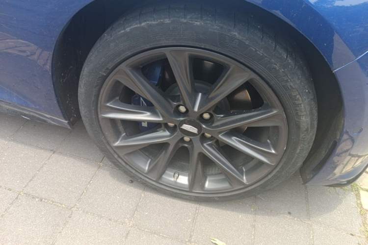 Used Cadillac CT5 2021 28T Platinum Edition Right Front Wheel Hub