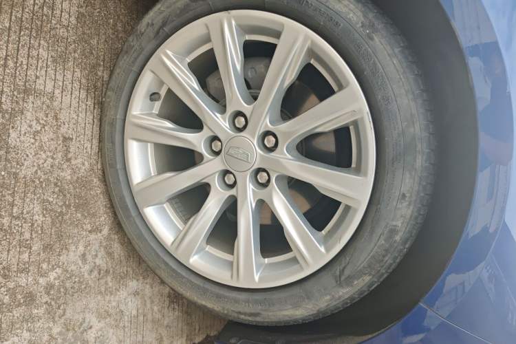 Used Cadillac CT5 2021 28T Tech Edition Right Front Wheel Hub