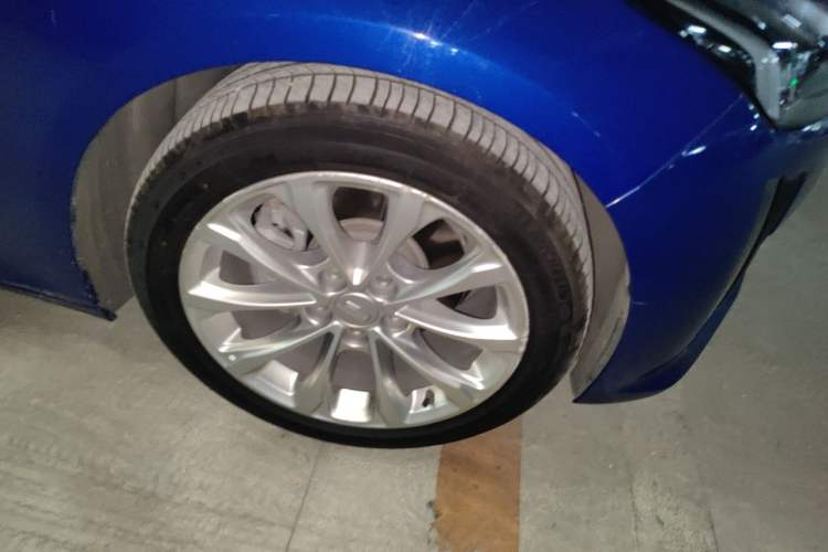 Used Cadillac CT5 2021 28T Luxury Model Right Front Wheel Hub