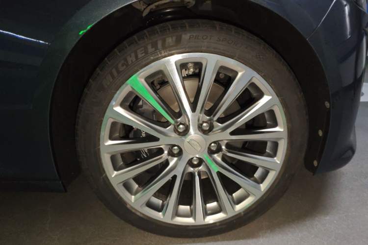 Used Cadillac CT5 2021 28T Prestige Edition Right Front Wheel Hub