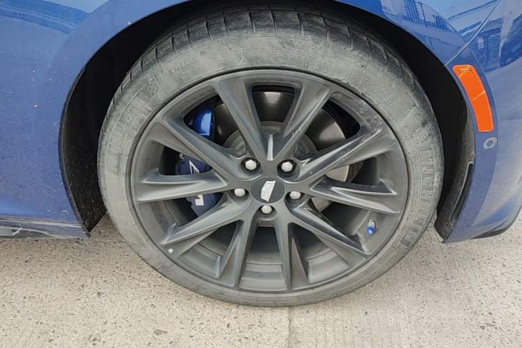 Used Cadillac CT5 2021 28T Platinum Edition Right Front Wheel Hub