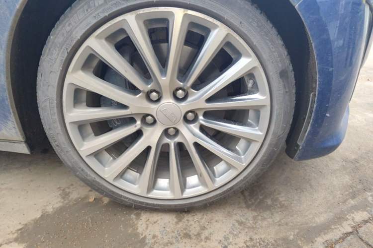 Used Cadillac CT5 2021 28T Prestige Edition Right Front Wheel Hub
