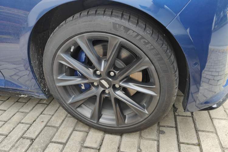 Used Cadillac CT5 2021 28T Platinum Edition Right Front Wheel Hub