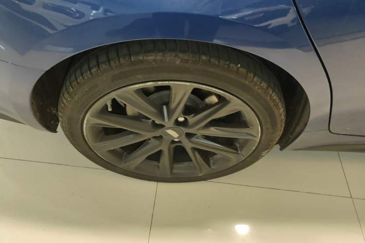 Used Cadillac CT5 2021 28T Platinum Edition Right Rear Wheel Hub