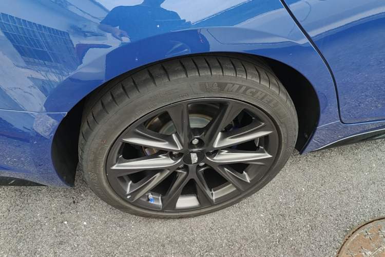 Used Cadillac CT5 2021 28T Platinum Edition Right Rear Wheel Hub