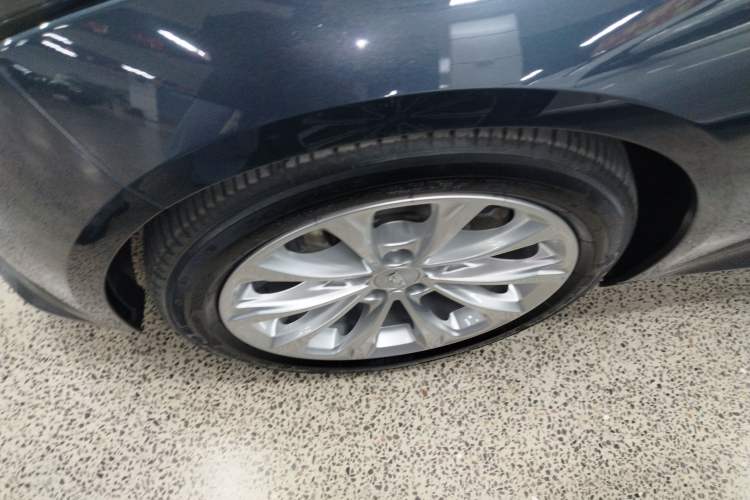 Used Cadillac CT5 2021 Revised 28T Luxury Version Left Front Wheel Hub