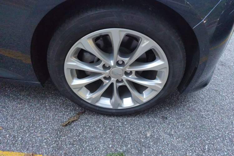 Used Cadillac CT5 2021 28T Luxury Model Right Front Wheel Hub